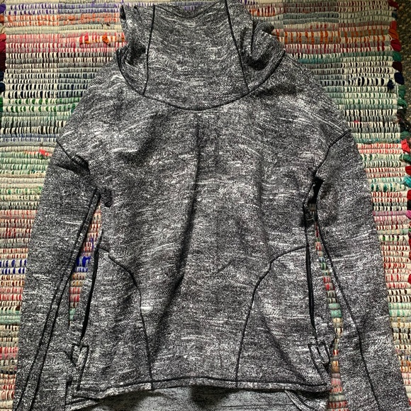 Lululemon black and white pullover - Picture 1 of 3